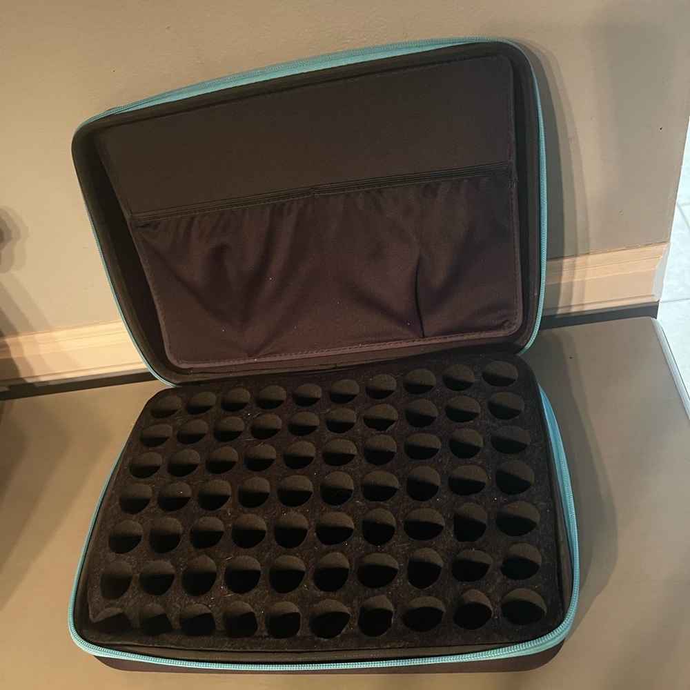 Essential oils carrying case